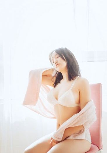 欧美明星红羽绒服街拍_国产剧神马影院手机在线